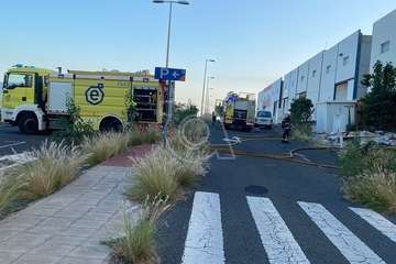 Incendio en una nave industrial de El Goro (Telde) donde se acumulan palets/TA.